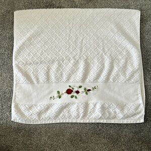 Bianca Jacquard by Mundotexil Embroidered Bath Towel